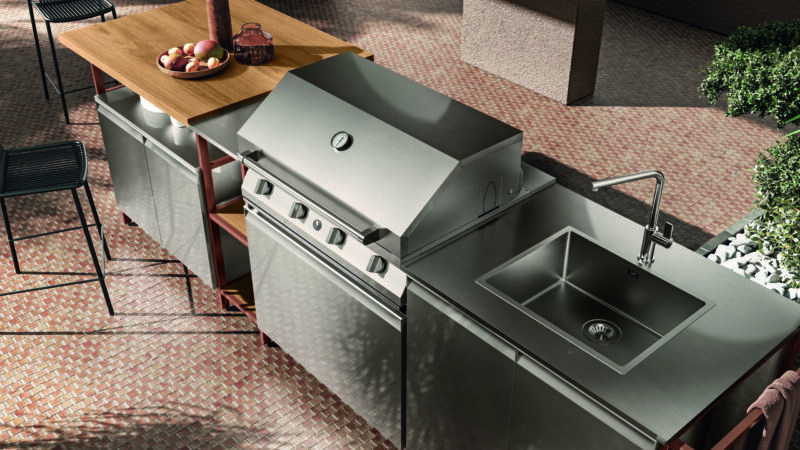 From the evolution of the Formalia collection emerges Formalia Outdoor, the first Scavolini kitchen designed for outdoors