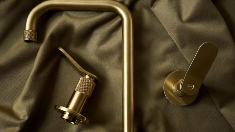 Elegant BRASSWARE trends that will ELEVATE BATHROOMS