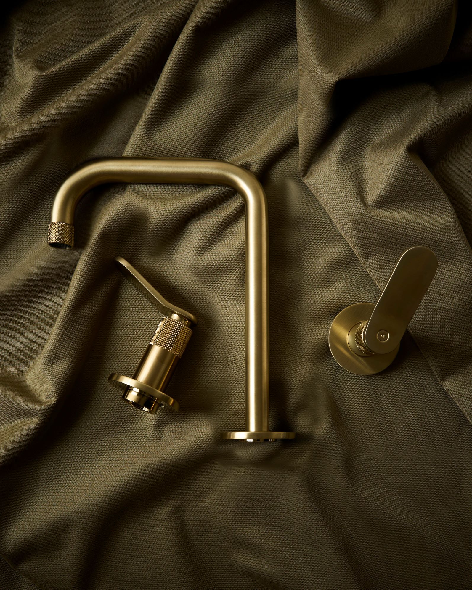 Elegant BRASSWARE trends that will ELEVATE BATHROOMS