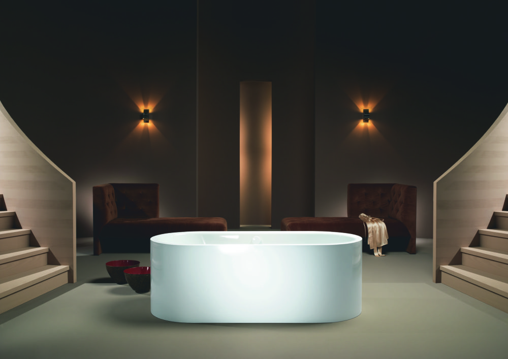 Modern production meets precise craftsmanship: free-standing Kaldewei baths feature seamless enamelled panelling for flawless perfection