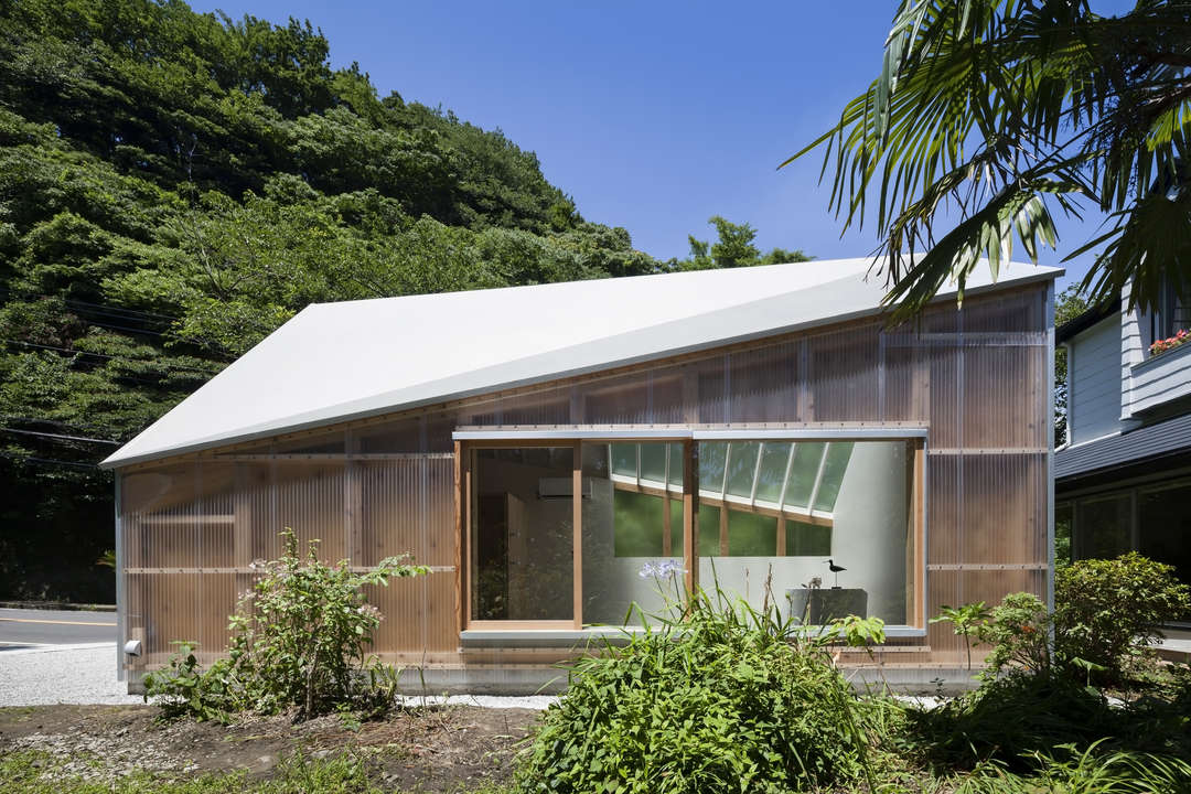 Blurring Boundaries: 10 Projects Fusing Polycarbonate and Timber